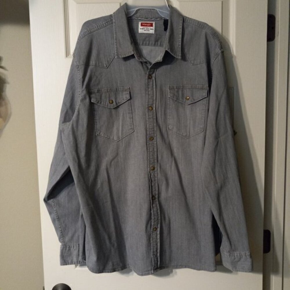 Wrangler Button Down Long sleeve shirt with with snap buttons Men's Size…